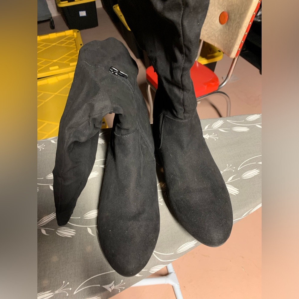 Black woman’s faux suede fashion knee high
 boots with half zip good condition